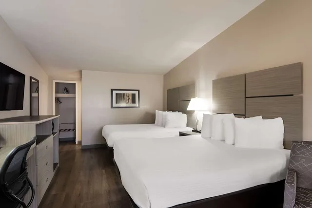 Room, 2 Queen Beds, Water View, Balcony، Best Western New Oregon 1/2