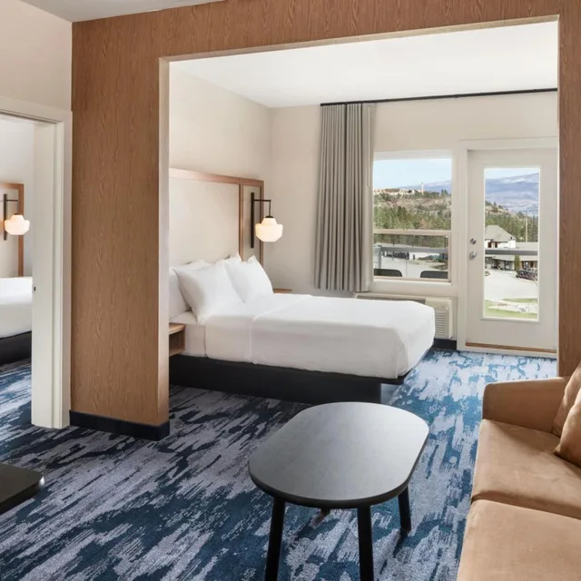 غرفة عائلية بغرفة نوم واحدة مع أريكة، Fairfield Inn & Suites West Kelowna 3/4