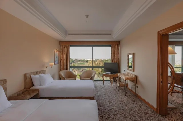 جناح تنفيذي بسرير كينج، Hilton Pyramids Golf Resort 1/6