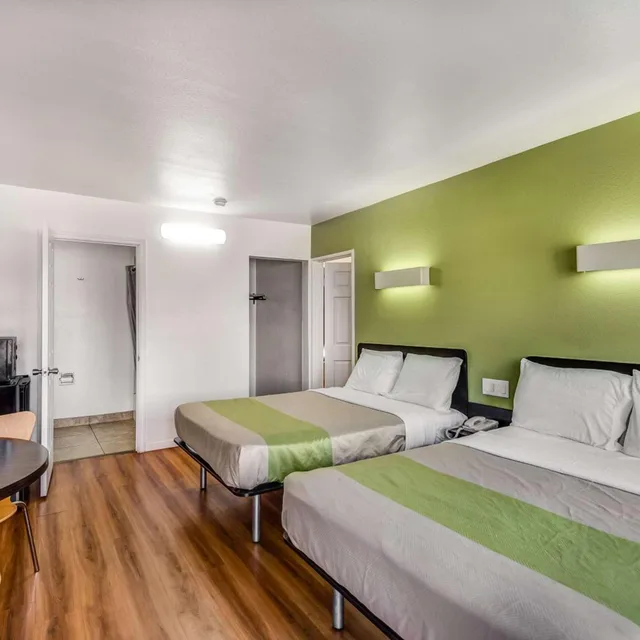 غرفة ديلوكس رباعية للمدخنين، Motel6 Visalia, CA 5/10