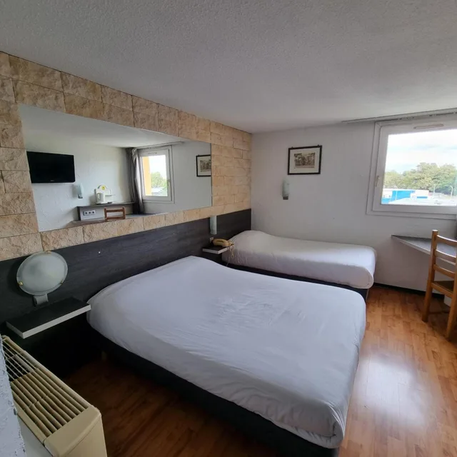غرفة قياسية بسريرين منفصلين، Hotel Le Relais Pau Lons 1/6