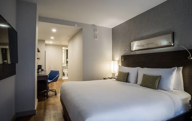 Room, King Bed, French Balcony, Corner، The Bernic Hotel New York City Tapestry Collection By Hilton 3/5