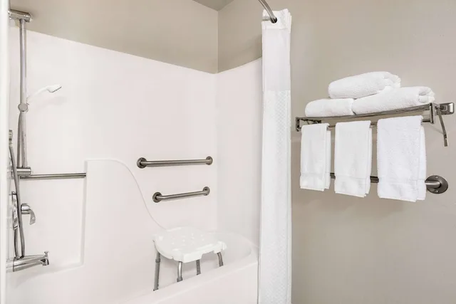Room, Queen Bed, Accessible, Baymont By Wyndham Whitefish 4/4