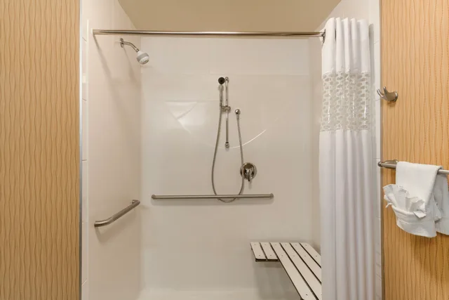 غرفة بسرير كينج لذوي الإعاقة، Hampton Inn By Hilton Edmonton/South Alberta Canada 2/2