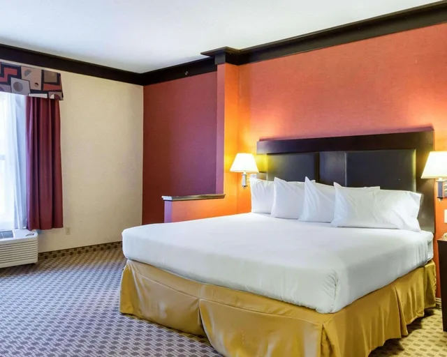 جناح بسرير كينج بحوض جاكوزي، Quality Inn & Suites Oakwood Village - Cleveland South 4/10