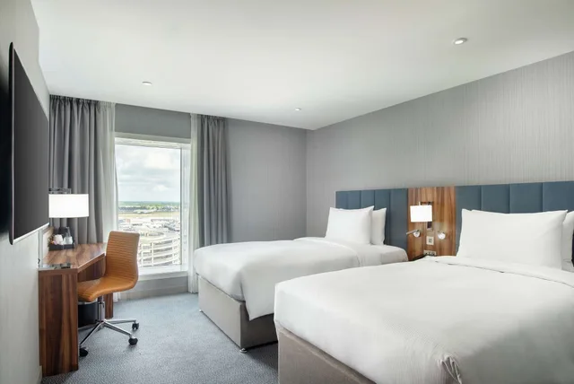 Room, Twin Beds, Runway View, High Floor، Hilton Garden Inn London Heathrow Terminal 2 and 3 5/10