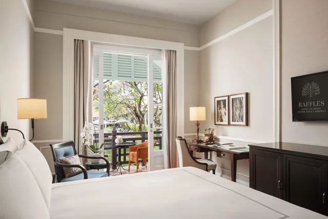 غرفة بسرير مزدوج بإطلالة على المسبح، Raffles Hotel Le Royal 2/3