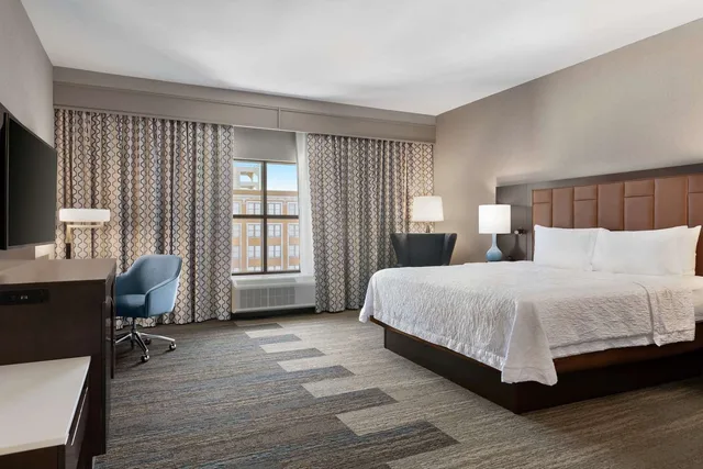 غرفة بسرير كينج، Hampton Inn and Suites Kansas City Downtown Crossroads 1/2