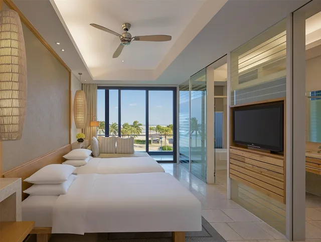 غرفة بسريرين منفصلين بإطلالة على البحر، Hyatt Regency Danang Resort And Spa 6/10