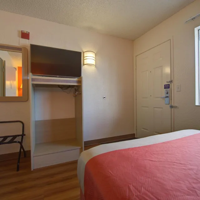 1 Queen Bed Micfridge, Motel6 Seattle, WA - Airport 4/10