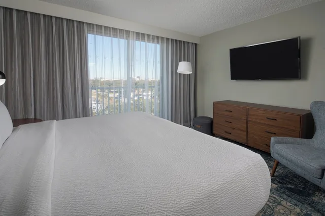جناح تنفيذي بسرير كينج بغرفة نوم واحدة مع أريكة، Four Points by Sheraton Suites Tampa Airport Westshore 2/3