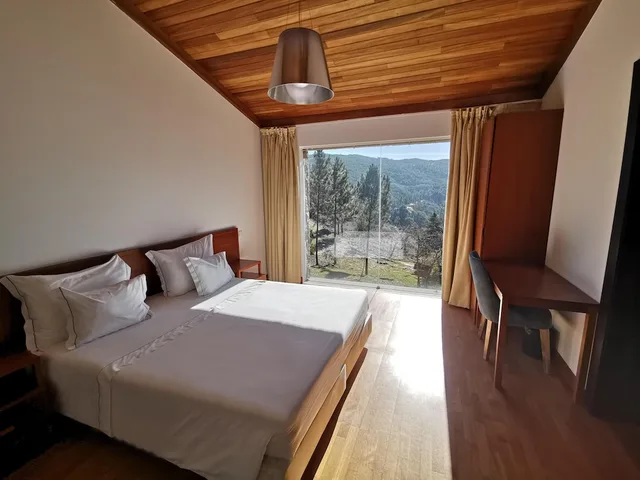 غرفة بسريرين كينج مع أريكة، Agua Hotels Mondim De Basto 1/8