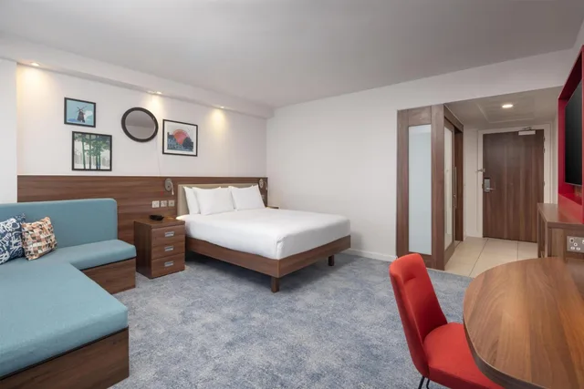 Room, Queen Bed, Runway View, Sofa, Accessible، Hampton By Hilton London Stansted Airport 1/10