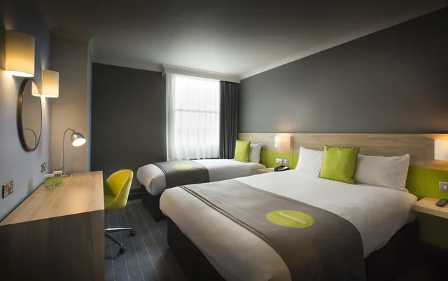 غرفة عائلية بسرير مزدوج وسرير فردي، Thistle Express London Luton 8/10