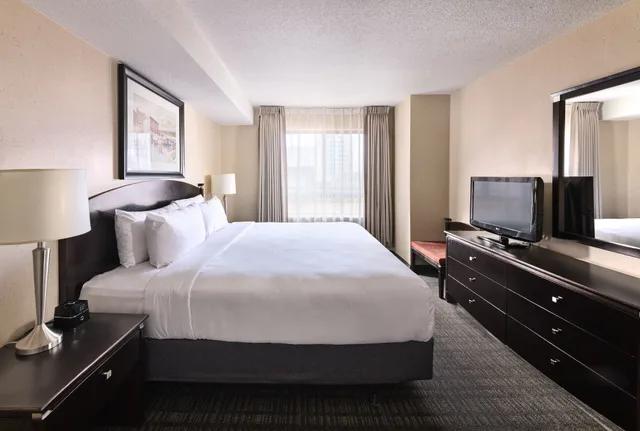 جناح عصري بسرير كوين بغرفة نوم واحدة مع أريكة، Les Suites Hotel Ottawa 4/4