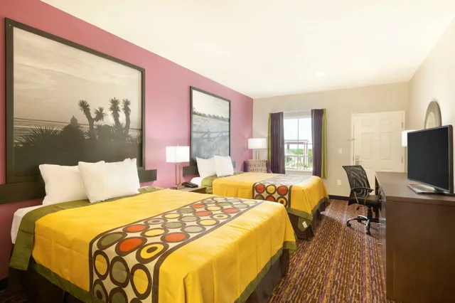 Efficiency, Queen Bed، Super 8 by Wyndham Carrizo Springs 2/8