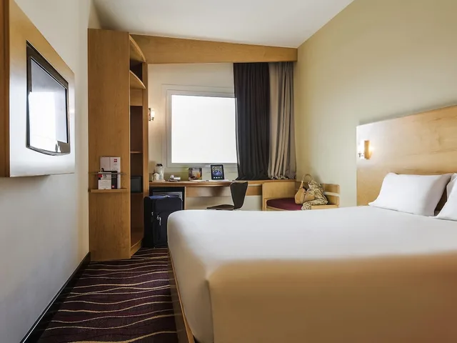 غرفة بريميوم بسرير مزدوج مع أريكة، Ibis Muscat 2/8