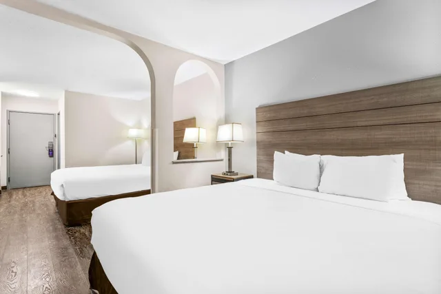 غرفة بسريرين منفصلين وسريرين كينج، SureStay Hotel By Best Western Albuquerque Midtown 1/5