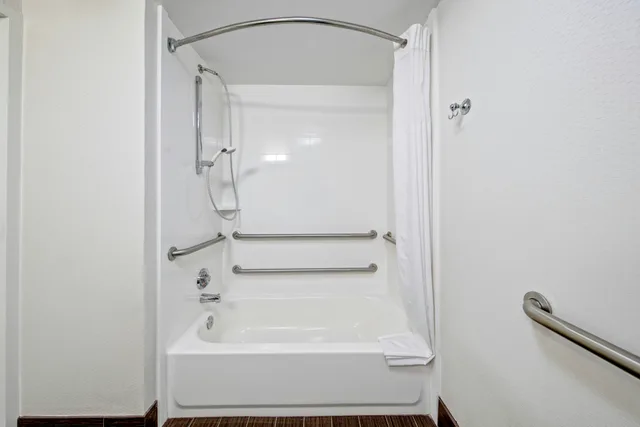 غرفة بسرير كينج لذوي الإعاقة، Hampton Inn Corinth 4/4