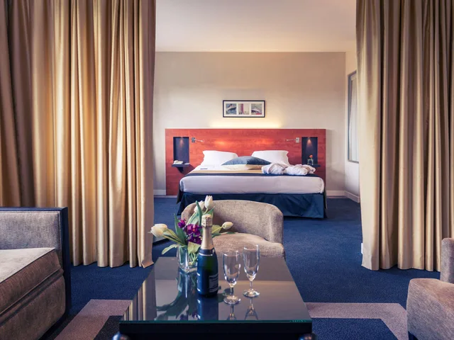 جناح، Mercure Maurepas Saint Quentin 1/3