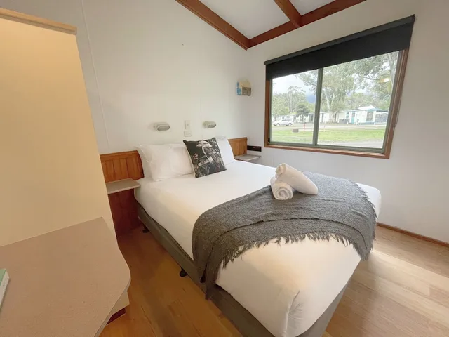 Spa, Family, Cabin, 1 Queen and 1 Bunk Bed، Breeze Holiday Parks Grampians 1/3
