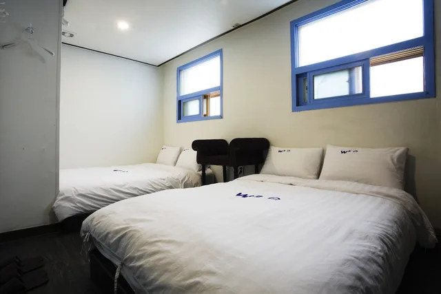 غرفة بسريرين منفصلين وسرير كوين، W mini hotel - Hostel 1/6