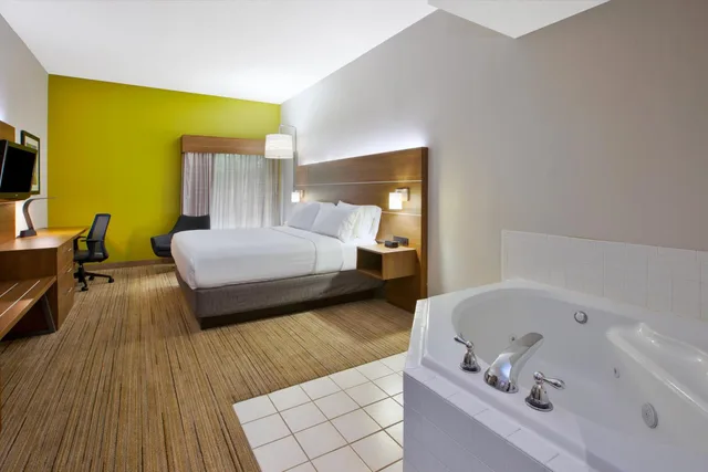 غرفة بسرير كينج بحوض جاكوزي، Holiday Inn Express Hotel And Suites Cincinnati Northeast Milford 5/5