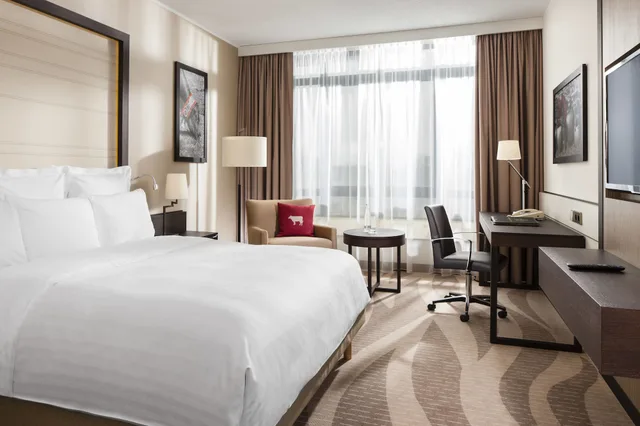 غرفة سوبيريور بسرير كينج مع أريكة، Munich Airport Marriott Hotel 1/3