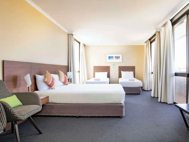 غرفة قياسية بسرير كوين وسرير فردي، ibis Styles Mt Isa Verona 5/6