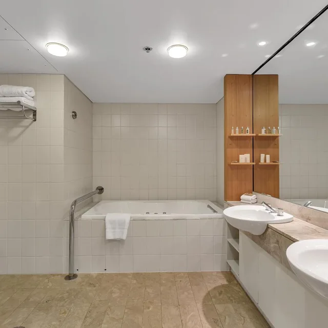 جناح جونيور بجاكوزي، Stamford Plaza Adelaide 8/8