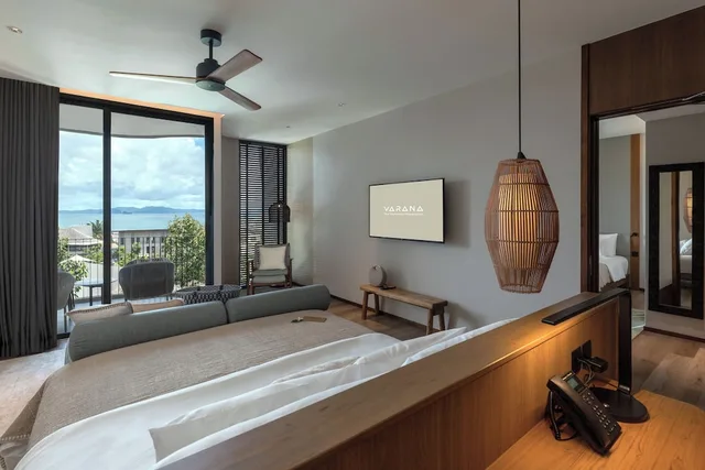 غرفة متصلة بسرير كينج وسريرين منفصلين بإطلالة على البحر، Varana Hotel 7/10