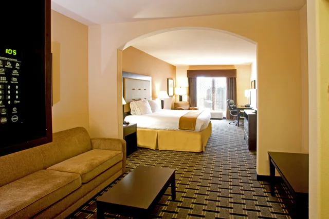 جناح بسرير كينج مع أريكة بمنطقة جلوس لذوي الإعاقة، Holiday Inn Express Suites Beeville 1/2