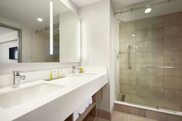 جناح بسرير كينج بغرفتين مع أريكة، Doubletree By Hilton Managua 3/3
