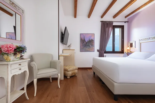 غرفة كلاسيكية بإطلالة على البحيرة في الملحق، Boutique Hotel Villa Sostaga 7/10
