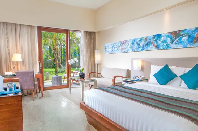 غرفة ديلوكس بسرير كينج بإطلالة على الحديقة بشرفة، Courtyard By Marriott Bali Nusa Dua Resort 1/10