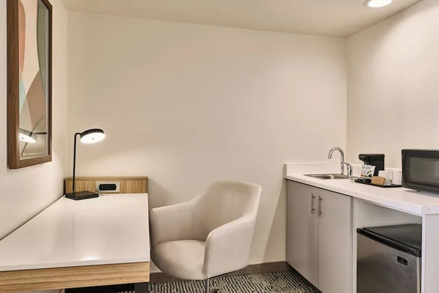 جناح بسرير كينج مع سرير سحّاب إضافي لذوي الإعاقة، Springhill Suites Phoenix Glendale Peoria 7/7