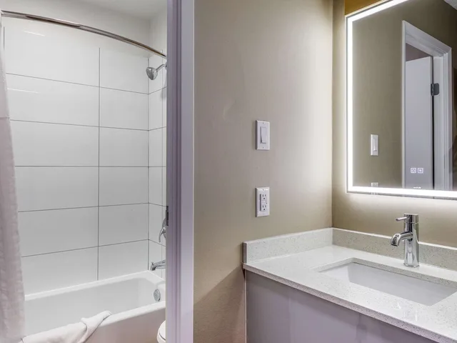 غرفة قياسية بسريرين كوين، Clarion Pointe Quebec Airport 5/5