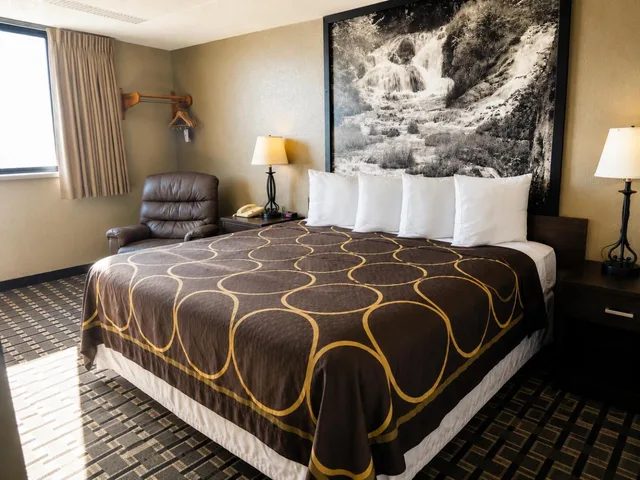 غرفة بسرير كينج يُسمح فيها بالحيوانات الأليفة، Super 8 by Wyndham Watertown 4/10