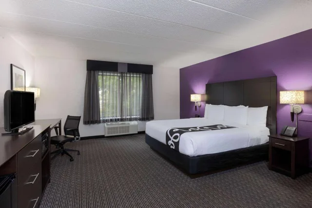 غرفة ديلوكس بسرير كينج مع أريكة، La Quinta Inn & Suites by Wyndham Clifton/Rutherford 3/5