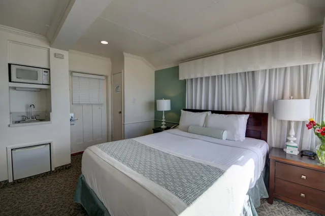 غرفة بسرير كوين بإطلالة على البحر، Capri Laguna Inn On the Beach 4/6