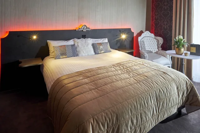غرفة تنفيذية بسرير كوين، Chateau de Namur 3/10