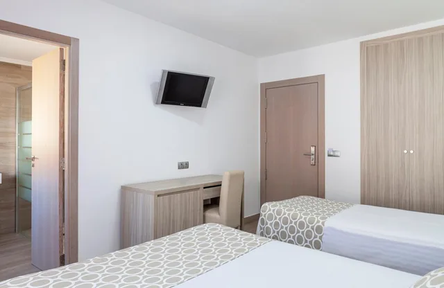 غرفة ثلاثية بسرير كوين وسرير فردي، Olympia Hotel Ronda II 4/10