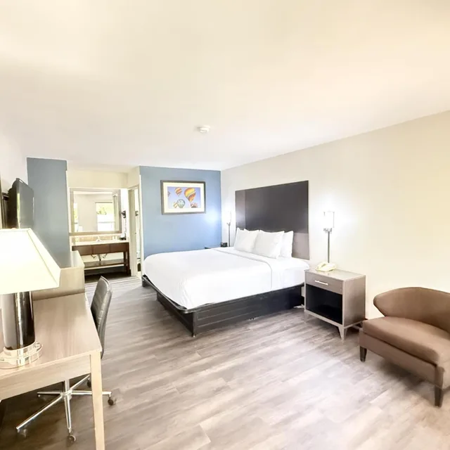غرفة ديلوكس بسرير كينج بحوض استحمام لذوي الإعاقة، Baymont by Wyndham Tallahassee 2/5