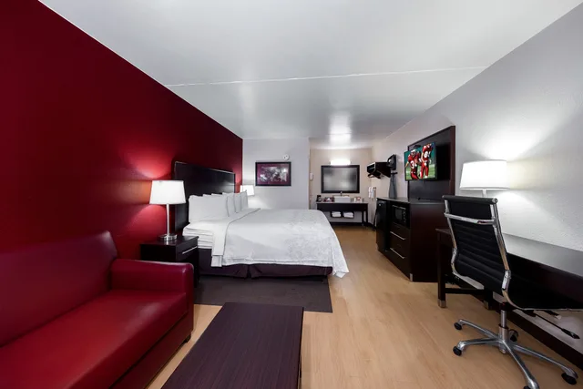 غرفة ديلوكس بسرير كينج، Red Roof PLUS Huntsville - Madison 3/4