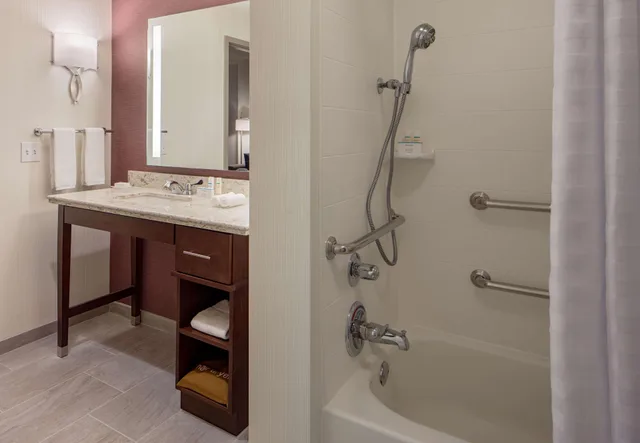 استوديو بريميوم بسرير كينج بإطلالة على الفناء لذوي الإعاقة، Homewood Suites by Hilton New Orleans French Quarter 1/1