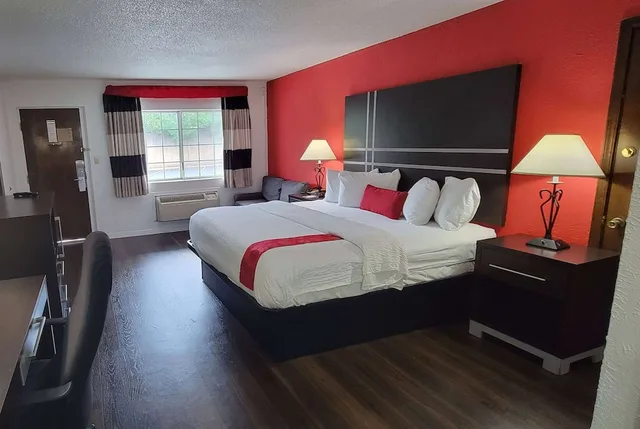 Room, King Bed, Pool Access، Ramada by Wyndham Mountain Home 3/10