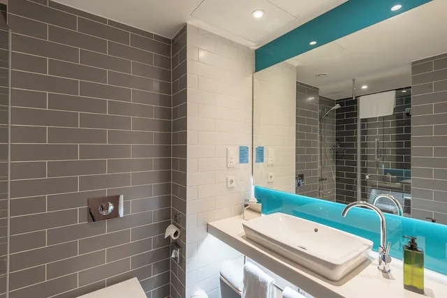 غرفة قياسية بسرير كينج بشرفة، Holiday Inn Express Munich - City East 2/2