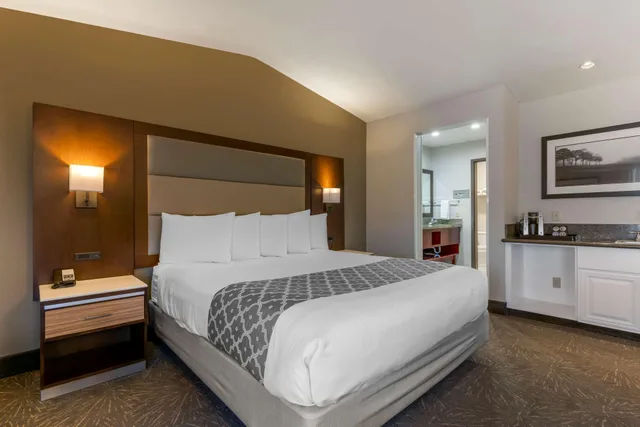 غرفة تنفيذية بسرير كينج، Best Western Plus Forest Park Inn 1/4