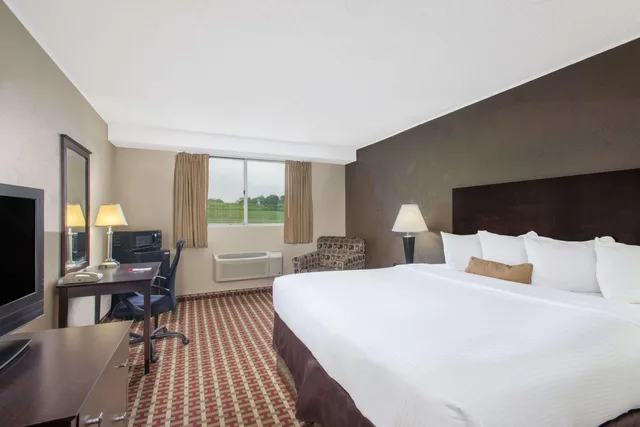 غرفة بسرير كينج لذوي الإعاقة، Ramada by Wyndham Allentown/Bethlehem 2/4