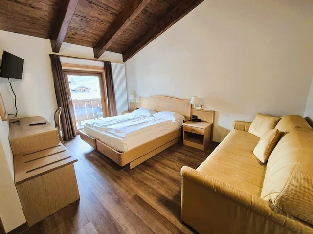 غرفة ثلاثية بسرير كوين مع أريكة، Angelica Hotel 7/10